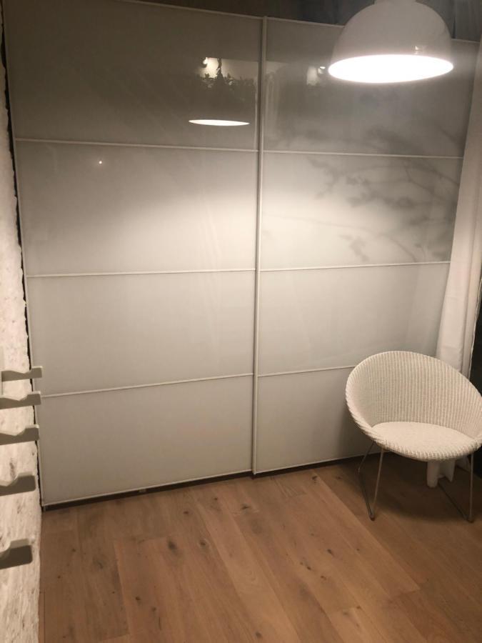 Lichtrijke Loft Bij Restaurant Den Olifant Apartment Ieper Bagian luar foto