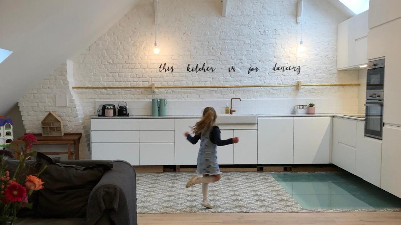 Lichtrijke Loft Bij Restaurant Den Olifant Apartment Ieper Bagian luar foto